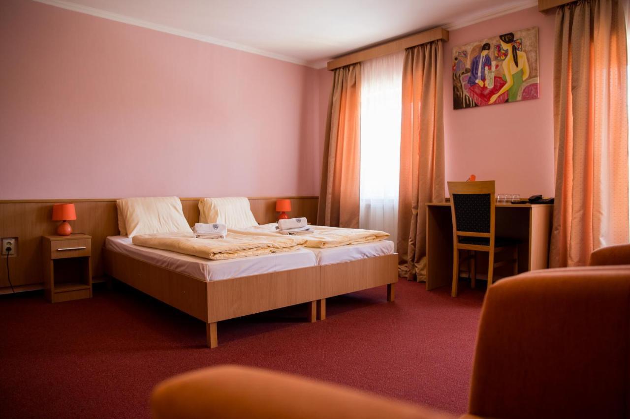Hotel Clavis Lučenec 外观 照片